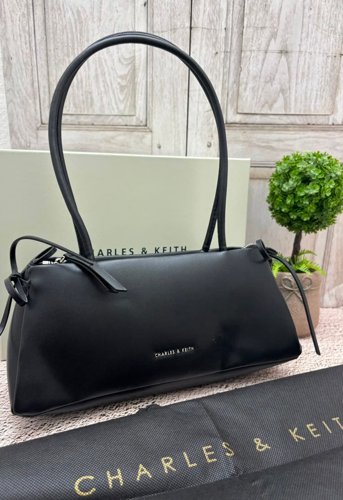 Bolso Charles & Keith Negro